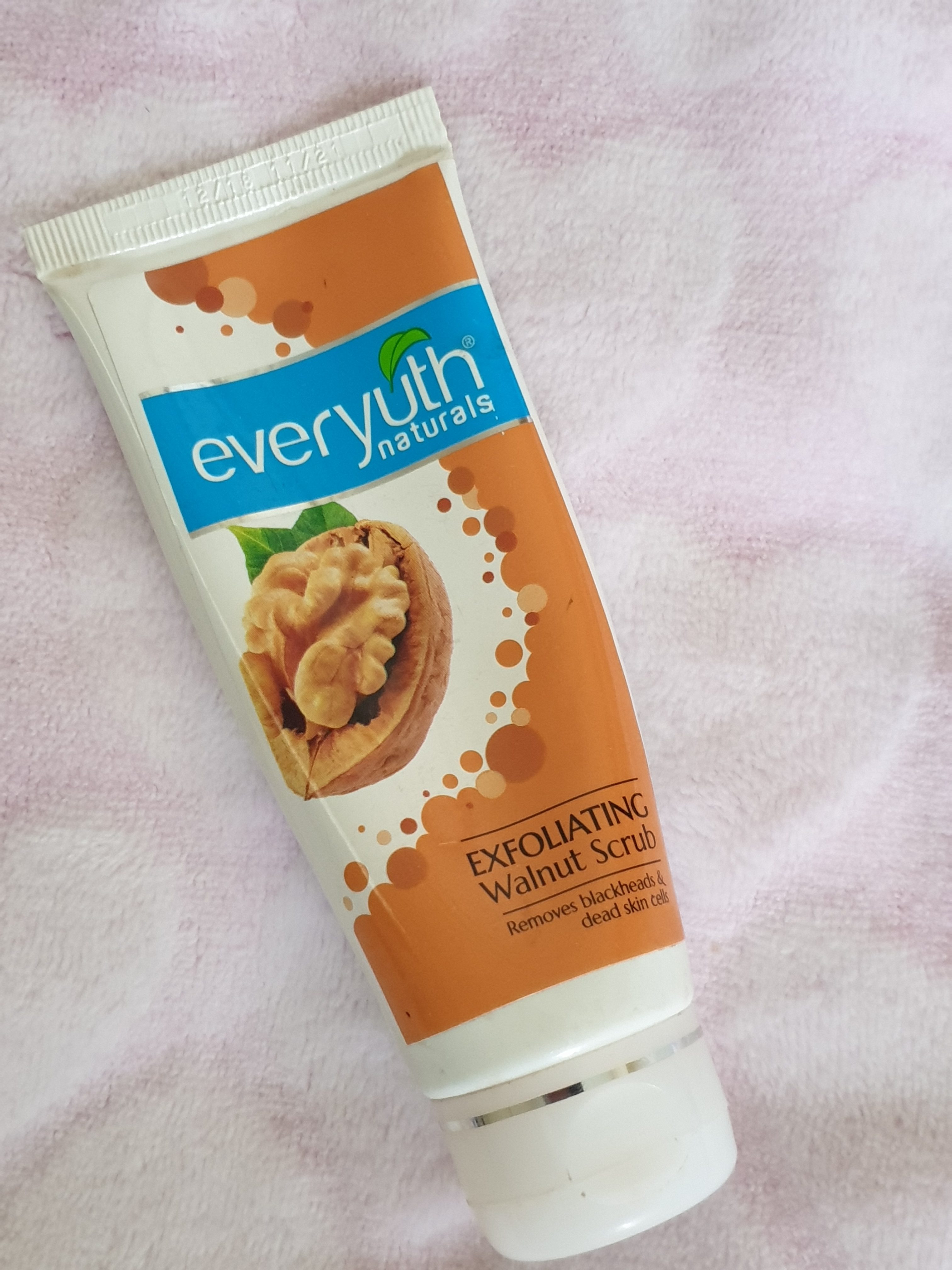 Everyuth Walnut Apricot Scrub